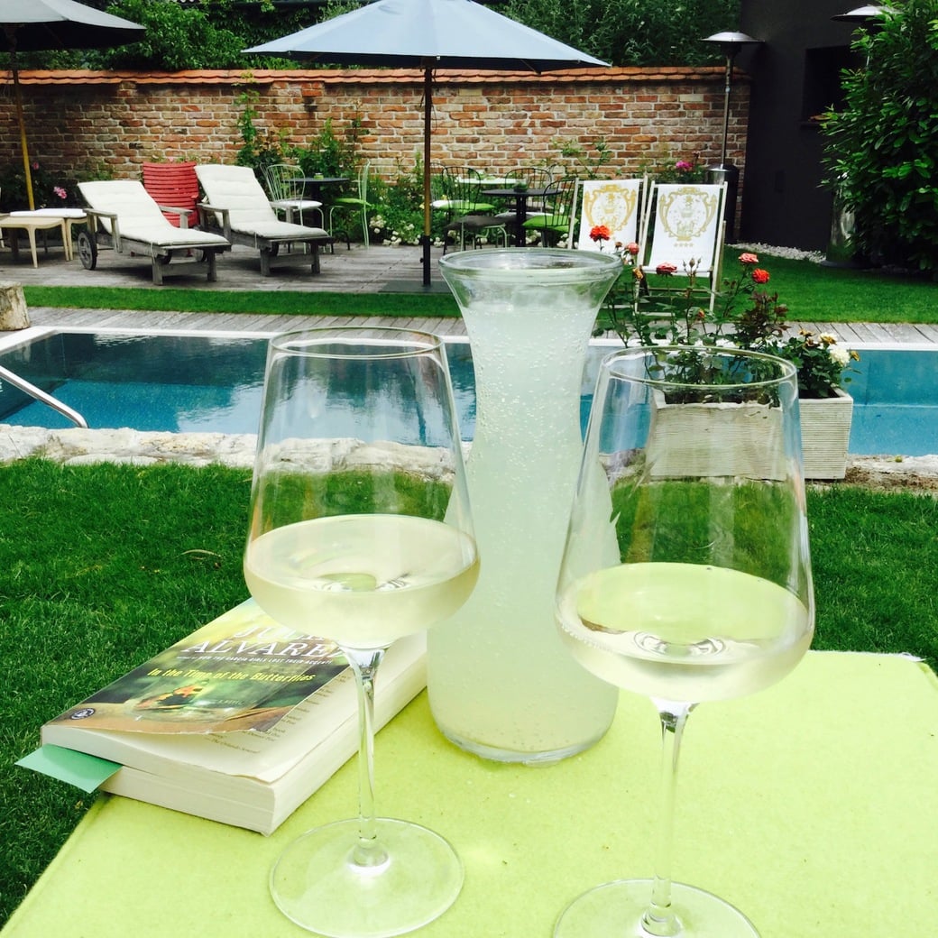 Drinks by the pool Image of drinks