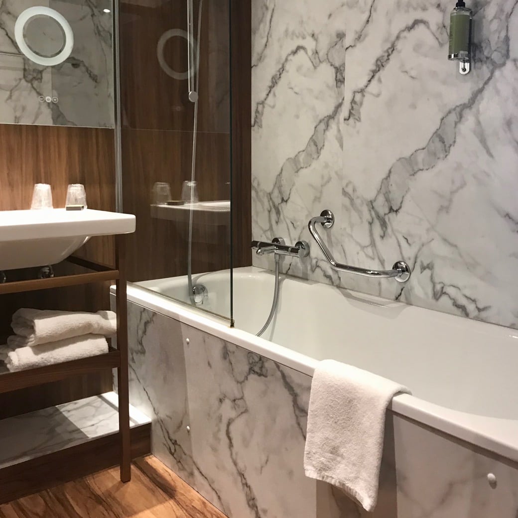 Bathroom at Hôtel l'Elysée Val d’Europe image of the hotel bathroom