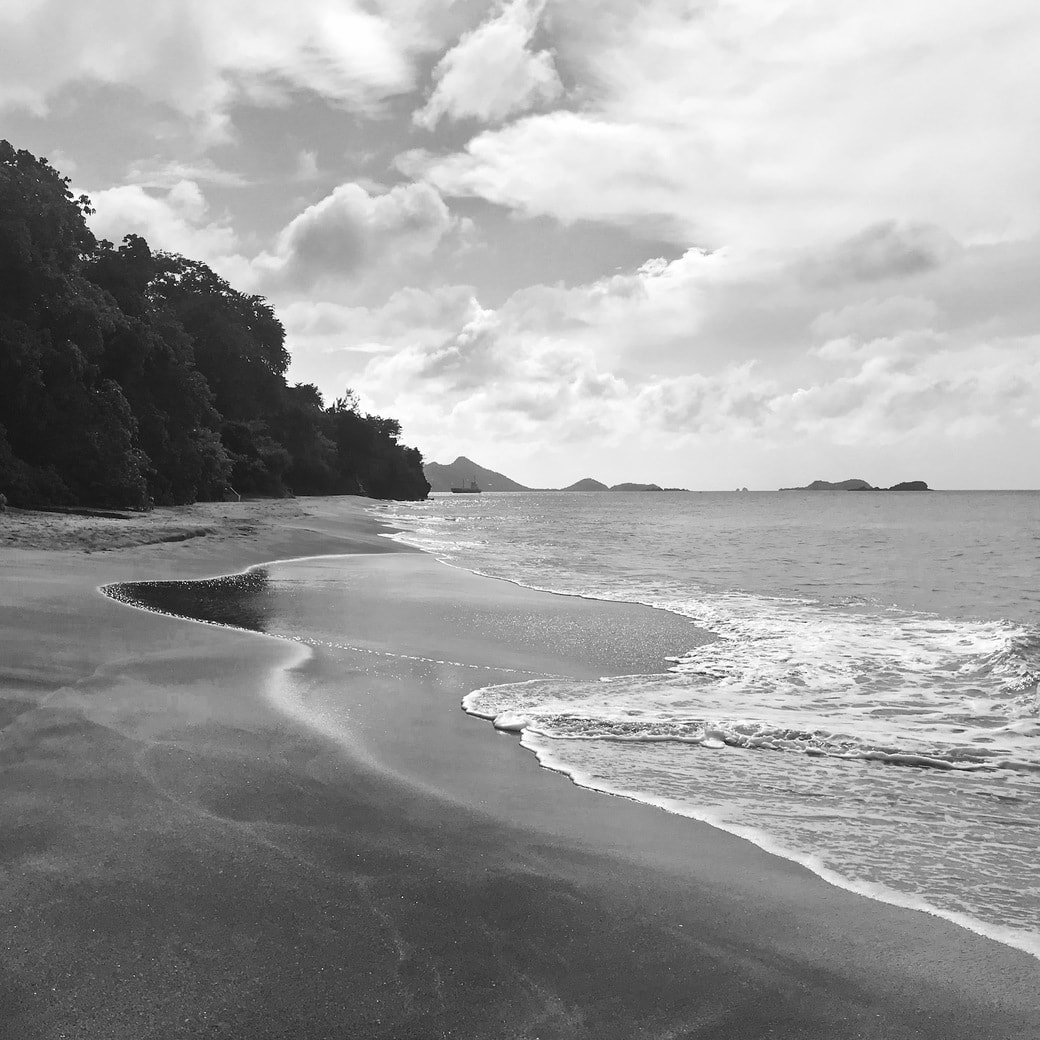 Sparrow Bay bnw Image of Sparrow Bay Beach