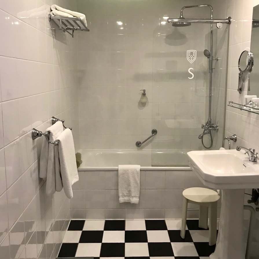 Bathroom Bathroom in Hotel St. Petersbourg