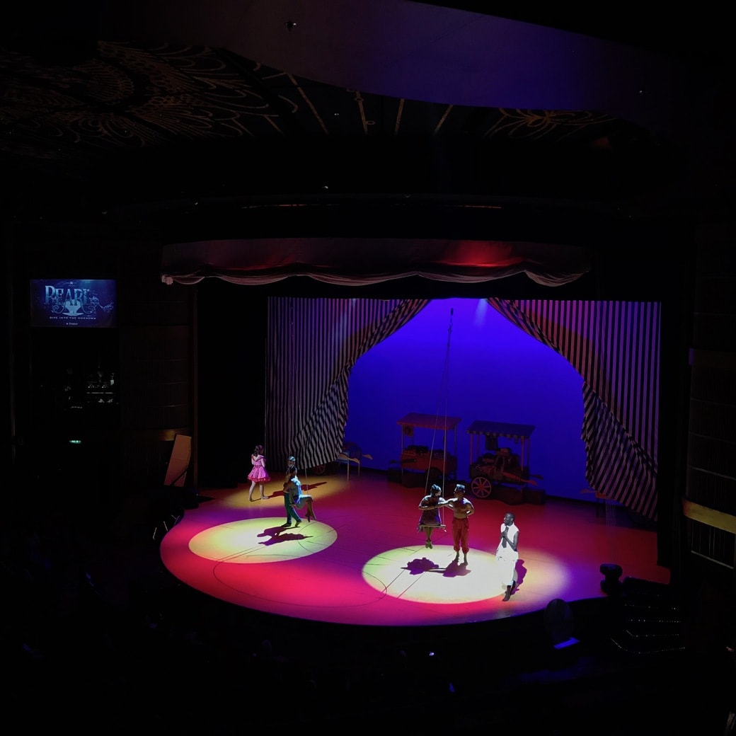 Evening's show Pearl at Silhouette's theatre