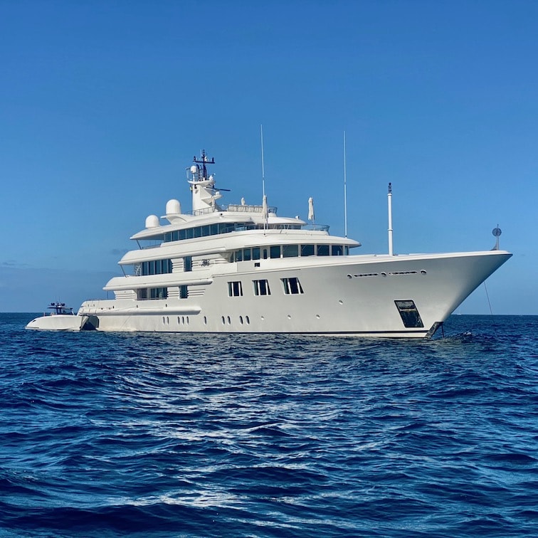 Luxury yacht Island of millionaires