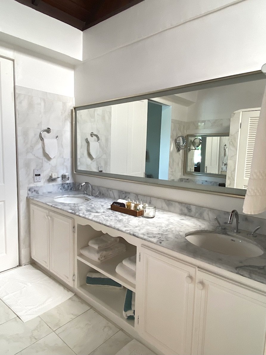 Spacious bathroom Spice Island bathroom